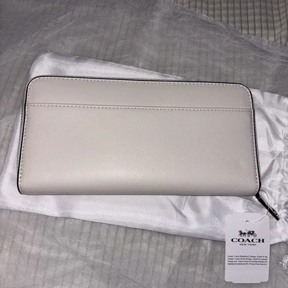 New NWT COACH x PEANUTS  Wallet Snoopy Woodstock Leather Zip White - Picture 2 of 4